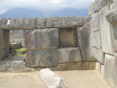Machu
                              Picchu (Per�), el Templo de los 3 Vientos,
                              ventanas en muro seco perfecto 02 Ventana
                              con nicho