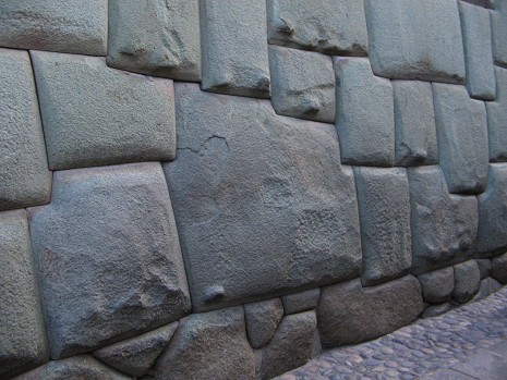 Cusco Jir�n Hathumrumiyoq con muro seco
                            de los Incas, piedra de 12 puntos