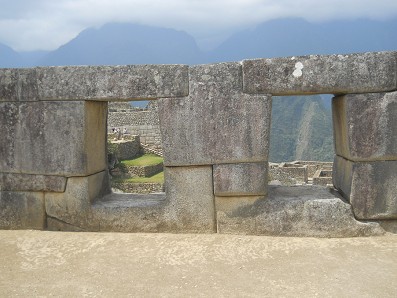 Machu Picchu (Per�), el
                              Templo de los 3 Vientos, ventanas en muro
                              seco perfecto 01
