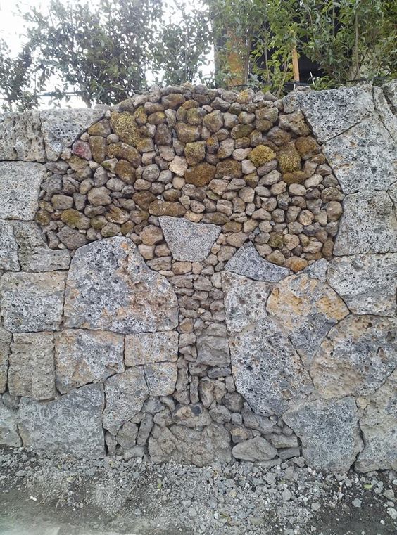 Arte de
                              piedra seca de diferentes piedras, silueta
                              de un �rbol