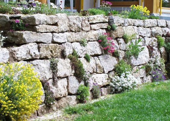 muro seco en piedras
                                        talladas rectangulares en capas