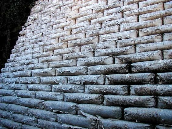 Muro de bolsas de
                          cemento 02 con restos de bolsas de papel