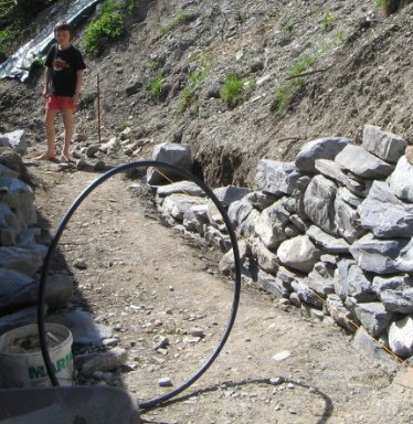 Construcci�n de un muro seco con
                              piedras de un lecho de un r�o, Gruesch
                              (cant�n de Grisones, Suiza) 2008