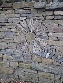 Arte de muro
                                        seco con un sol de rayos