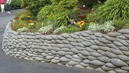 muro de
                                  bolsas de cemento con bolsas en forma
                                  de ojos