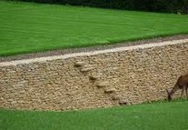 Muro seco con escalera integrada 04