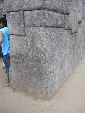Machu Picchu (Per�), la sala
                            de meditaci�n de muro seco, la piedra de 32
                            puntos 01
