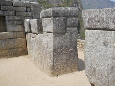 Machu Picchu (Per�), la sala
                            de meditaci�n de muro seco, la piedra de 32
                            puntos 02