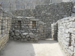 Machu Picchu, casas de trabajadores
                              con muros secos "normales"