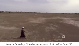 Yacouba
                    Sadabogo spaziert auf dem harten, verw�steten
                    Erdboden im Dorf Gourga