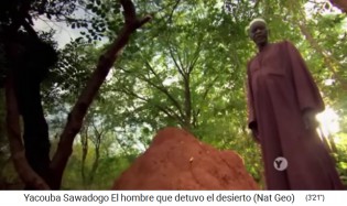 Yacouba Sadabogo neben einem Termitenh�gel