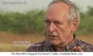 Dr. Chris Reij von der Freien
                              Universit�t Amsterdam beobachtet und lobt
                              die Forschungsarbeit von yacouba Sadabogo