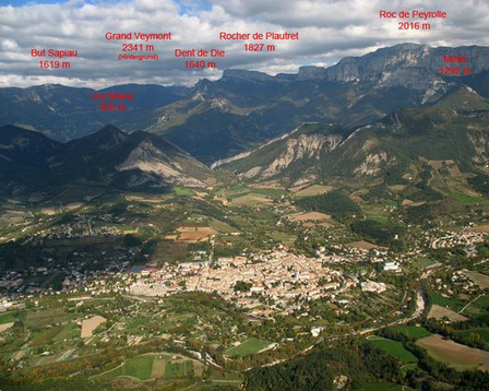 la localidad de Die con la
                    sierra boscosa, D�partement Dr�me