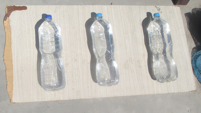 Die solare Wasserdesinfektion (Englisch:
                        solar water disinfection - SODIS) mit
                        Leitungswasser aus Entwicklungsl�ndern: Die
                        Flasche wird zu 3/4 gef�llt, dann 1 Min. lang
                        gesch�ttelt, dann 6 bis 8 Stunden in der Sonne
                        gelegt - oder bei Bew�lkung 24 bis 48 Stunden
                        nach draussen gelegt - die UV-Strahlung der
                        Sonne neutralisiert Bakterien und andere Erreger
                        - und das Wasser bekommt Trinkwasserqualit�t