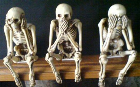 3
                  schweigende Knochengerste: nichts hren, nichts
                  sagen, nichts sehen - 3 dead monkeys: not hear
                  anything, not say anything, not see anything