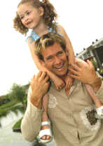 Vater mit
                              Tochter auf der Schulter