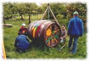 Kinder malen mit den Eltern ein
                              Spielfass an, mit neuen Mandalas an den
                              Seiten