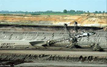 Der weisse Mensch beraubt die
                            Erde, z.B. durch Kohle-Tagebau
