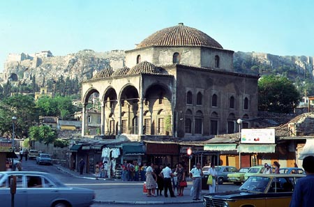 Griechisch-orthodoxe Kirche in Athen im Quartier
                  Plaka, mit Prinzip von Quadrat und Kuppel.