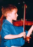 Bub mit Geige, spielend:
                          Niemand von aussen weiss, ob das Kind in einer
                          Doktrin-Familie zum Geigenspiel gezwungen ist
                          oder nicht.