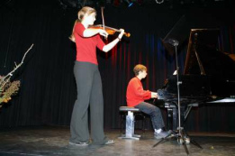 Geige und Klavier auf der Bühne: Niemand
                          von aussen weiss, ob die Kinder in
                          Doktrin-Familien zum Musizieren gezwungen sind
                          oder nicht.