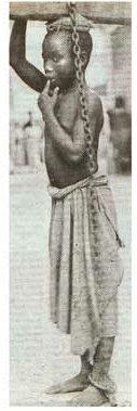 Sklavenjunge in Sansibar muss Balken tragen,
                    mit Fusseisen