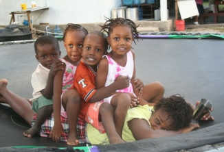 Kinder auf einem Trampolin in Haiti