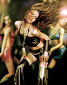 Eine Frau aus
            Mitteleuropa in einer Discothek in Italien in Rimini. Die
            Lust auf einen Seitensprung ist in den Sommerferien bei den
            Frauen besonders gross