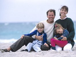 Eine Familie am
            Strand, scheinbar in Harmonie: Wenn der p�dagogische Teil
            mit den Kindern und der sexuelle Teil zwischen Vater und
            Mutter im Gleichgewicht ist, dann ist die Familie gl�cklich.
            F�r manche Frauen, die Mutter werden, h�rt aber mit dem
            Muttersein der Sex auf. Da sollte die Frau eine Blockade
            l�sen...