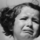 Weinendes Mädchen: Missbrauchte
                Mädchen weinen heimlich...