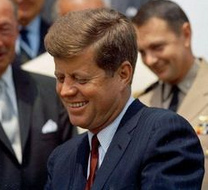 El
                  presidente Kennedy 1962, quiere discriminar a los gays
                  y expulsar al jefe del FBI Hoover