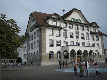 Ahora fue una escuela más grande (aquí
la escuela Krauer en Emmen) Ahora fue una escuela más grande
(aquí la escuela Krauer en Emmen)