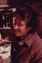 Pioneer architect
                            Michael Reynolds 1975, the inventor of
                            energy self-sufficient earthship houses