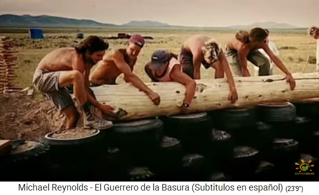 Construcci�n de paredes de llantas de tierra,
                      nivelaci�n con un tronco