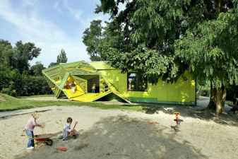 Die Kindertagesst�tte
                                  Taka-Tuka-Land in Berlin wurde
                                  umgebaut und der Eingang (genannt
                                  "Limonadenfluss") in die
                                  Fassade verschoben, mit direktem
                                  Zugang zum Sandkasten