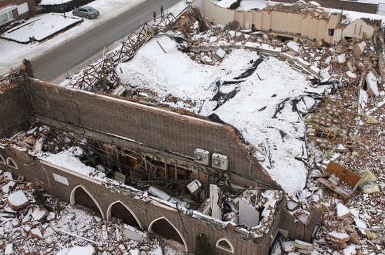 Die Kirche von Lutselus nach dem
                              Einsturz durch viel Schnee auf dem Dach