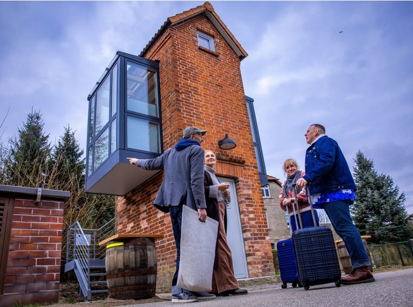 Die Mini-Wohnung in
                                    Rieps (Schleswig-Holstein, 4R) am
                                    20.3.2025: hat 11 m2 - Grundst�ck
                                    Trafoturm 50 Euro - Bau 140.000
                                    Euro: Mann baut Mini-Ferienwohnung
                                    in Turm