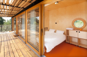 Containerhotel in Tschechien 03,
                              Innenraum mit M�beln auf Rollen und
                              Bullaugenfenster