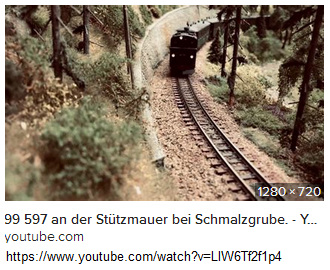Ein Zug f�hrt an einer
                          SCHIEFEN St�tzmauer vorbei