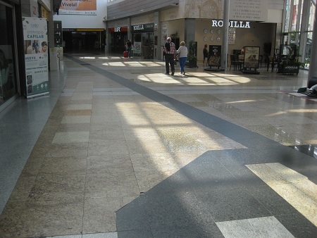 Bahnhof Salamanca, Platten in Gelb
                        kombiniert mit weissen und schwarzen B�ndern