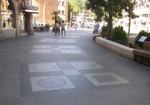 Trottoir /
                        B�rgersteig in roten Platten mit Mustern in
                        Schwarz und Gelb