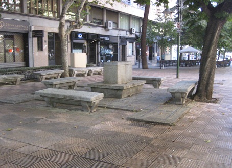 Salamanca: Platzbereich in gelben,
                        gerillten Platten mit schwarzen B�ndern