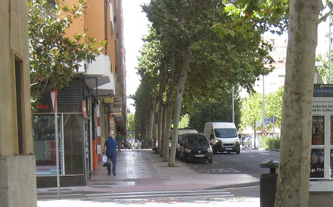 Trottoir / B�rgersteig in gerillten Platten
                        in weiss-gelb mit roten B�ndern