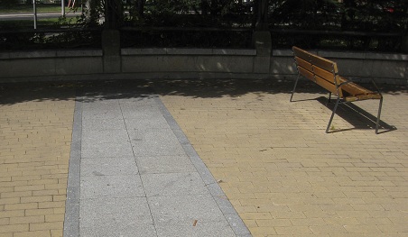 Plat in weissen Platten
                    kombiniert mit gelben Gartensteinen Zoom