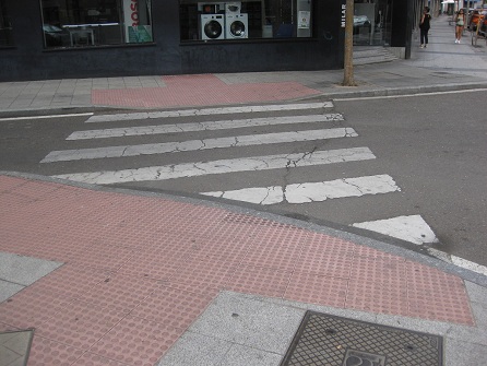 Trottoir am
                        Fussg�ngerstreifen mit Rampe an der Kante