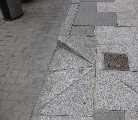 Rampe aus Granitstein Ecke
                        Seitenansicht 01