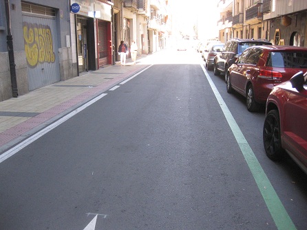 Die Strasse wurde
                            aufgef�llt, die Trottoirkanten sind
                            "begraben" - Trottoir in gelben
                            Gartensteinen mit rotem, gerillten Band am
                            Rand+schwarzen Querb�ndern