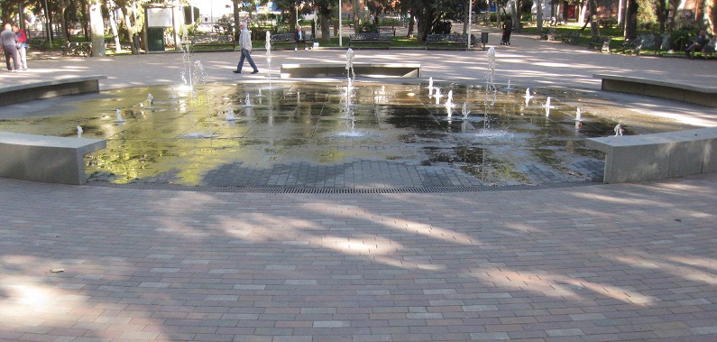 Salamanca: Platzbereich
                    in Gartensteinen mit Wasserspiel und B�nken