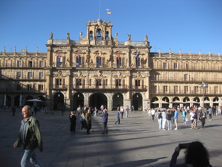 Salamanca Plaza
                        Mayor in gelben Platten mit schwarzen B�ndern
                        03