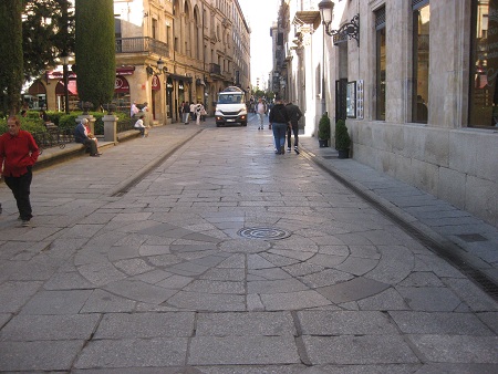 Calle Concejo, gelbe Platten mit Mandala 01